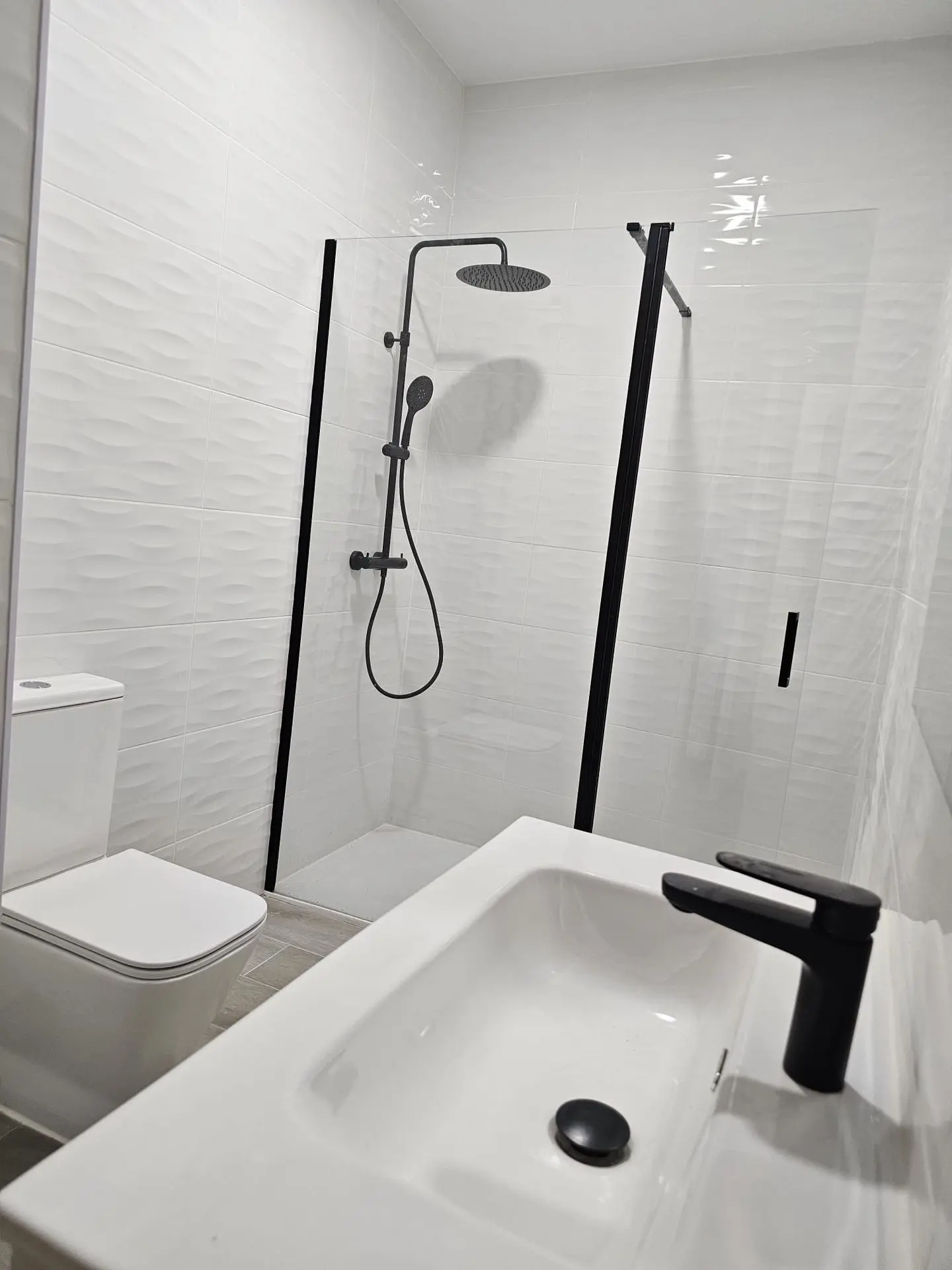 Baño terminado con ducha de obra