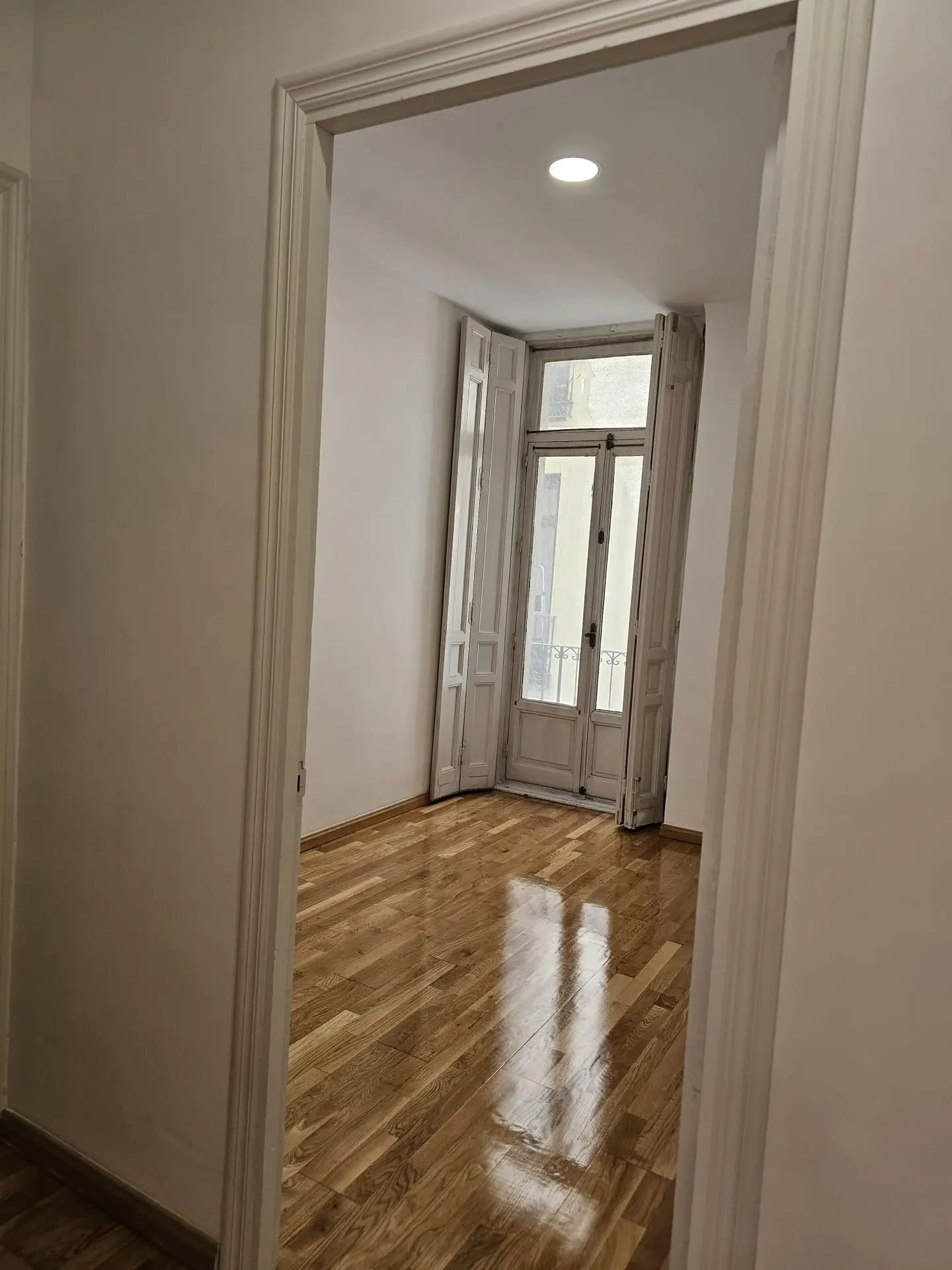 Pasillo terminado con suelo de madera
