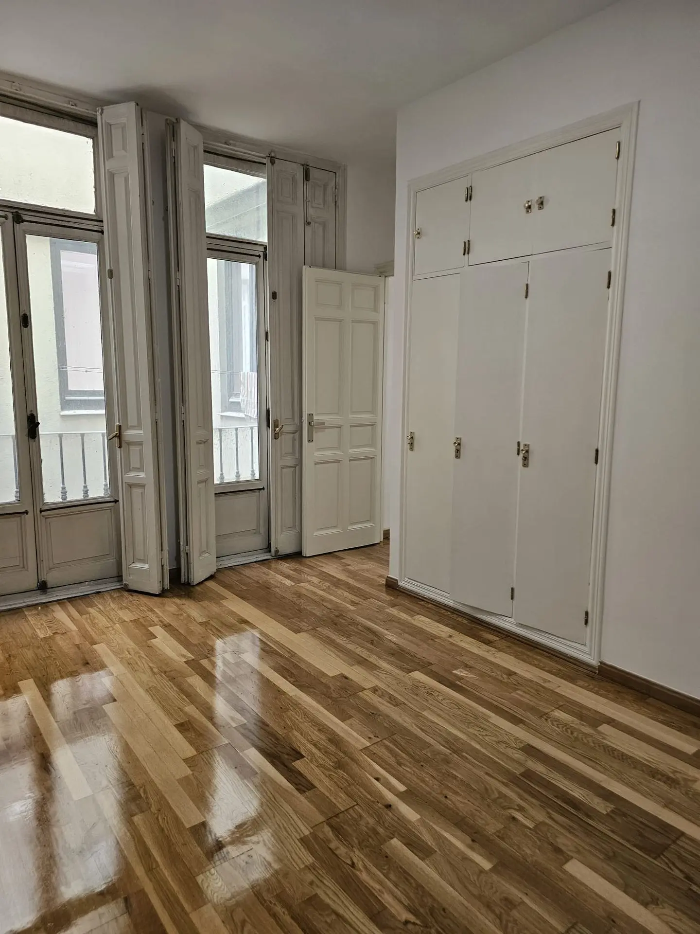Suelo de madera y armarios terminados