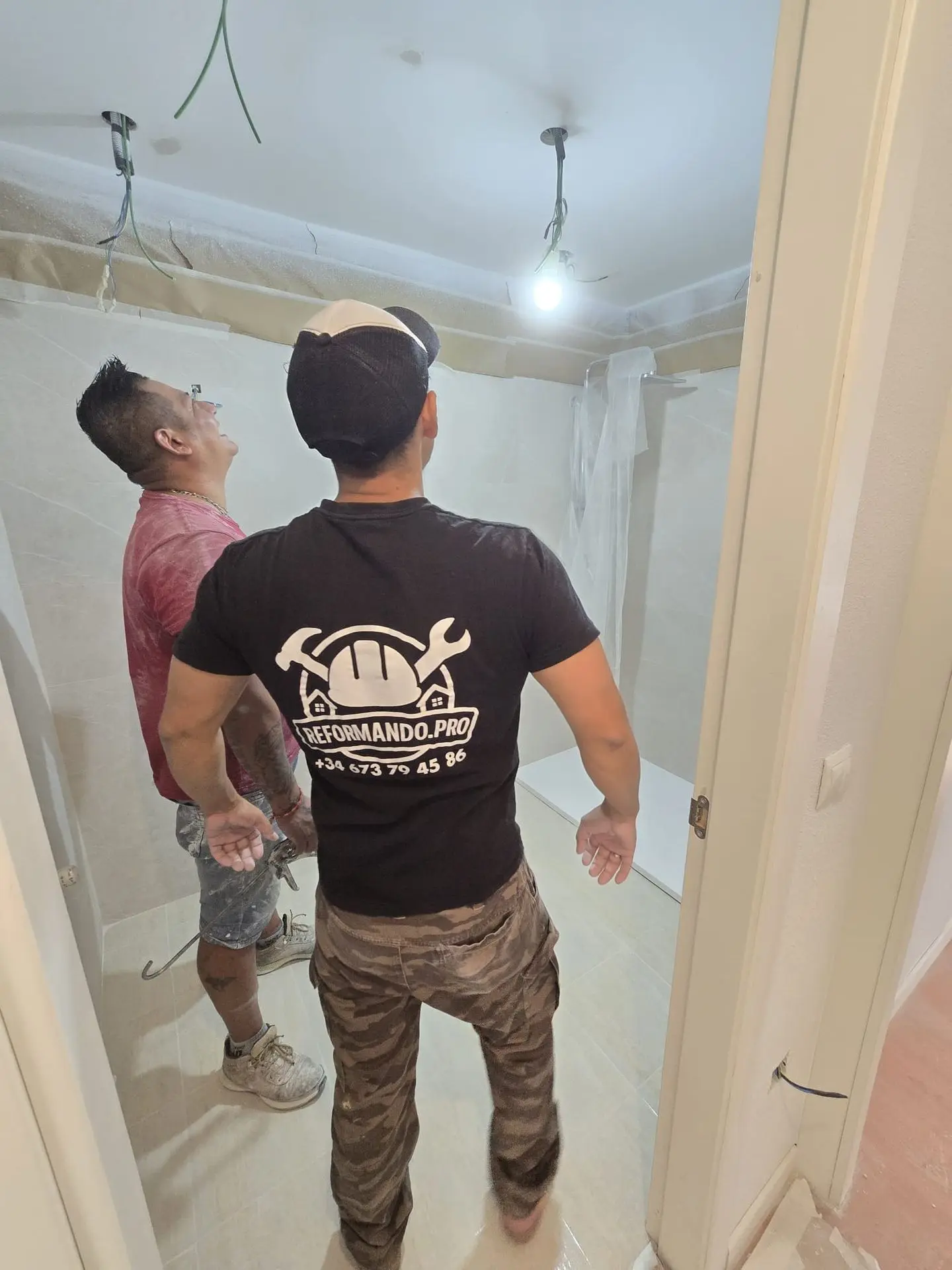 Equipo de Reformando.Pro instalando trasdosado de pladur