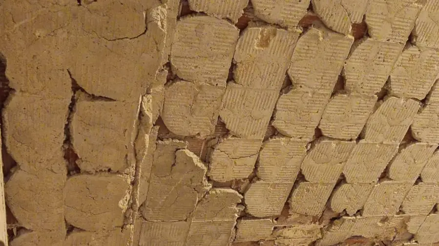 Pared antigua con material de relleno al descubierto durante la demolición de una cocina